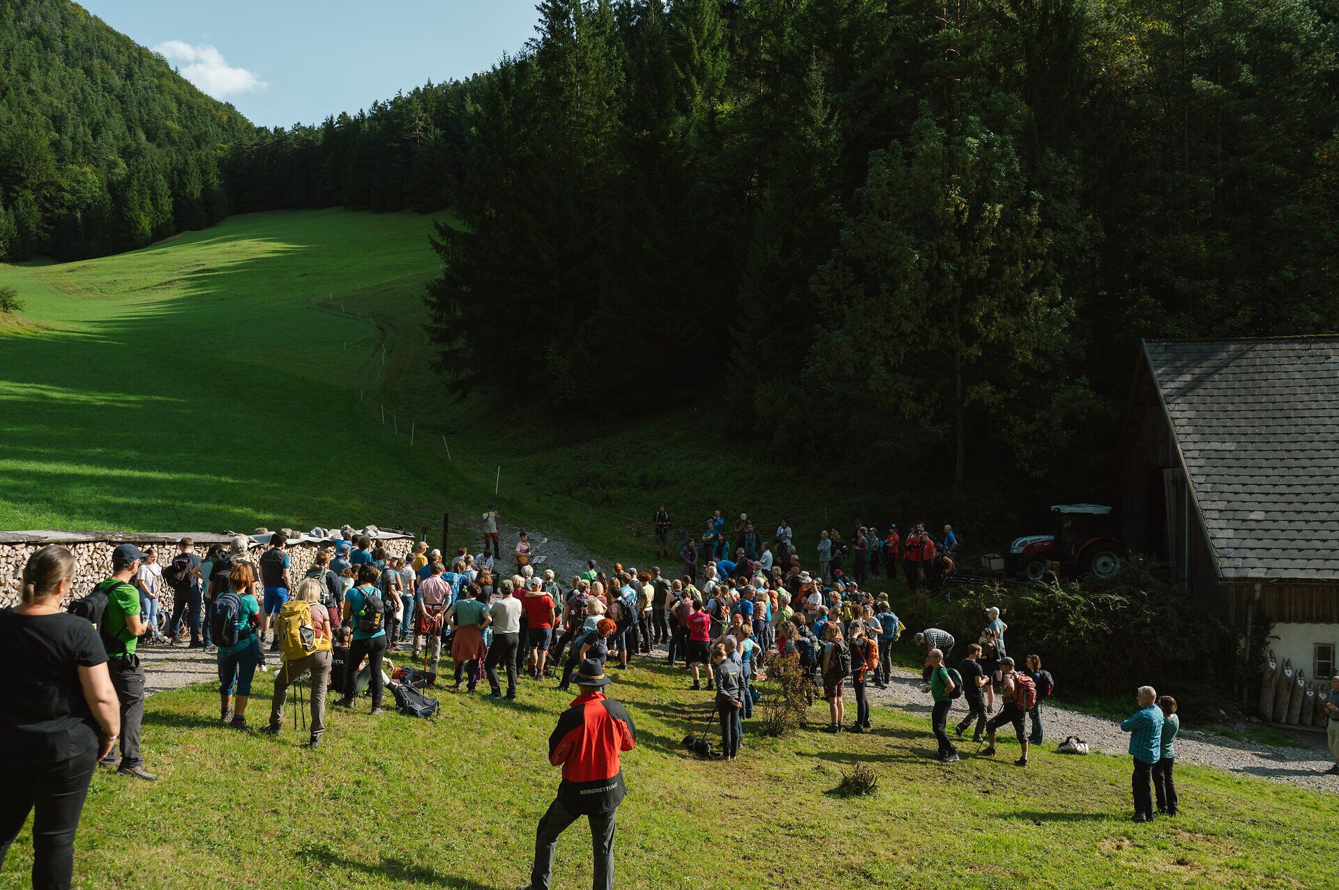 Begrüßung und Auftakt von FOEN3 bei den Gipfelklängen.
Das Ensemble eröffnet den Konzerttag mit mehrstimmigem Gesang und instrumentalen Klängen inmitten der Natur.