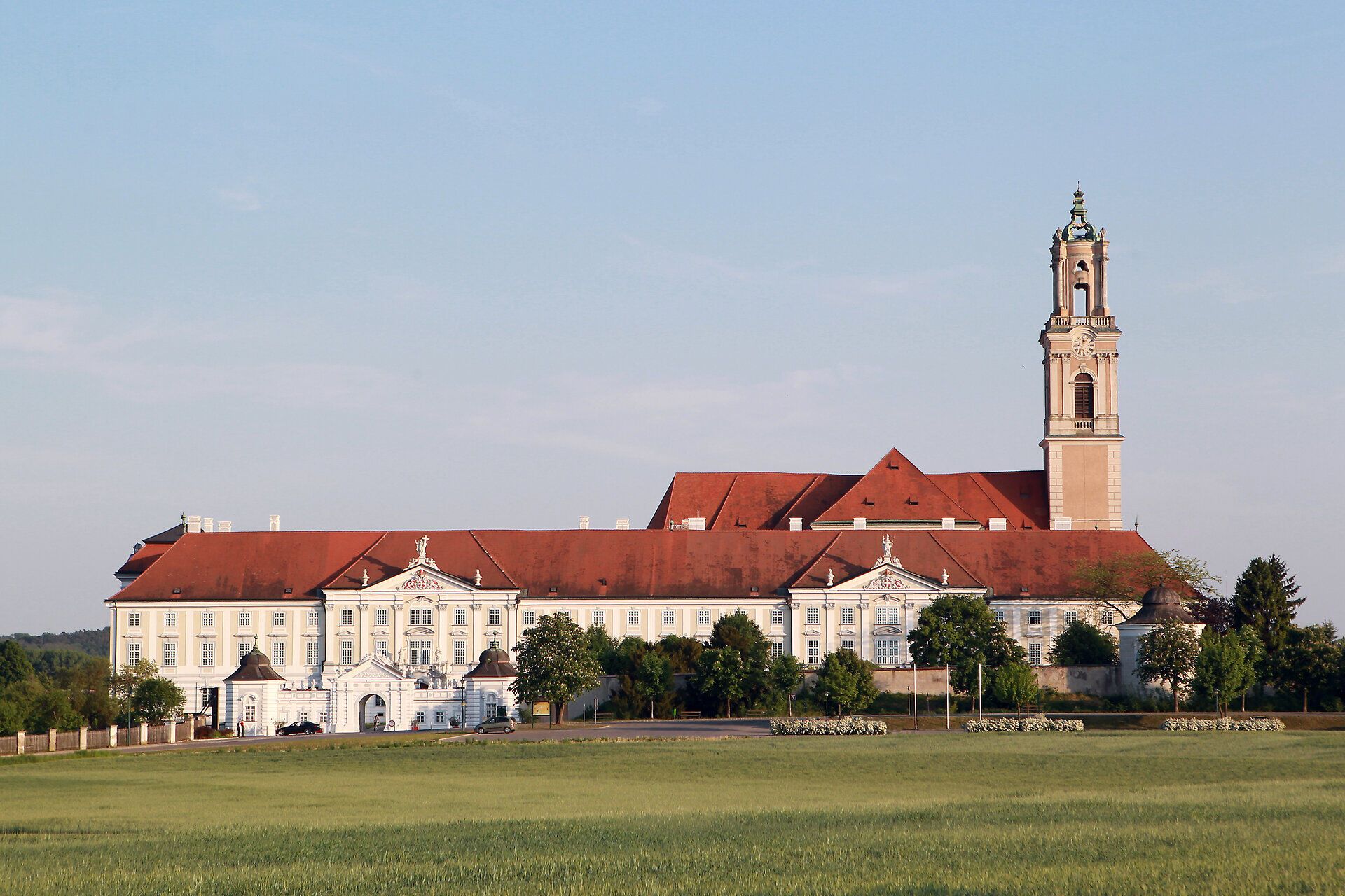 Das beeindruckende Stift Herzogenburg strahlt majestätische Ruhe aus und lädt Besucher ein, die harmonische Verbindung von Architektur und Natur zu erleben. Umgeben von sanften Hügeln und üppigen Wiesen, bietet dieser Ort eine perfekte Kulisse für entspannende Spaziergänge und kulturelle Entdeckungen.