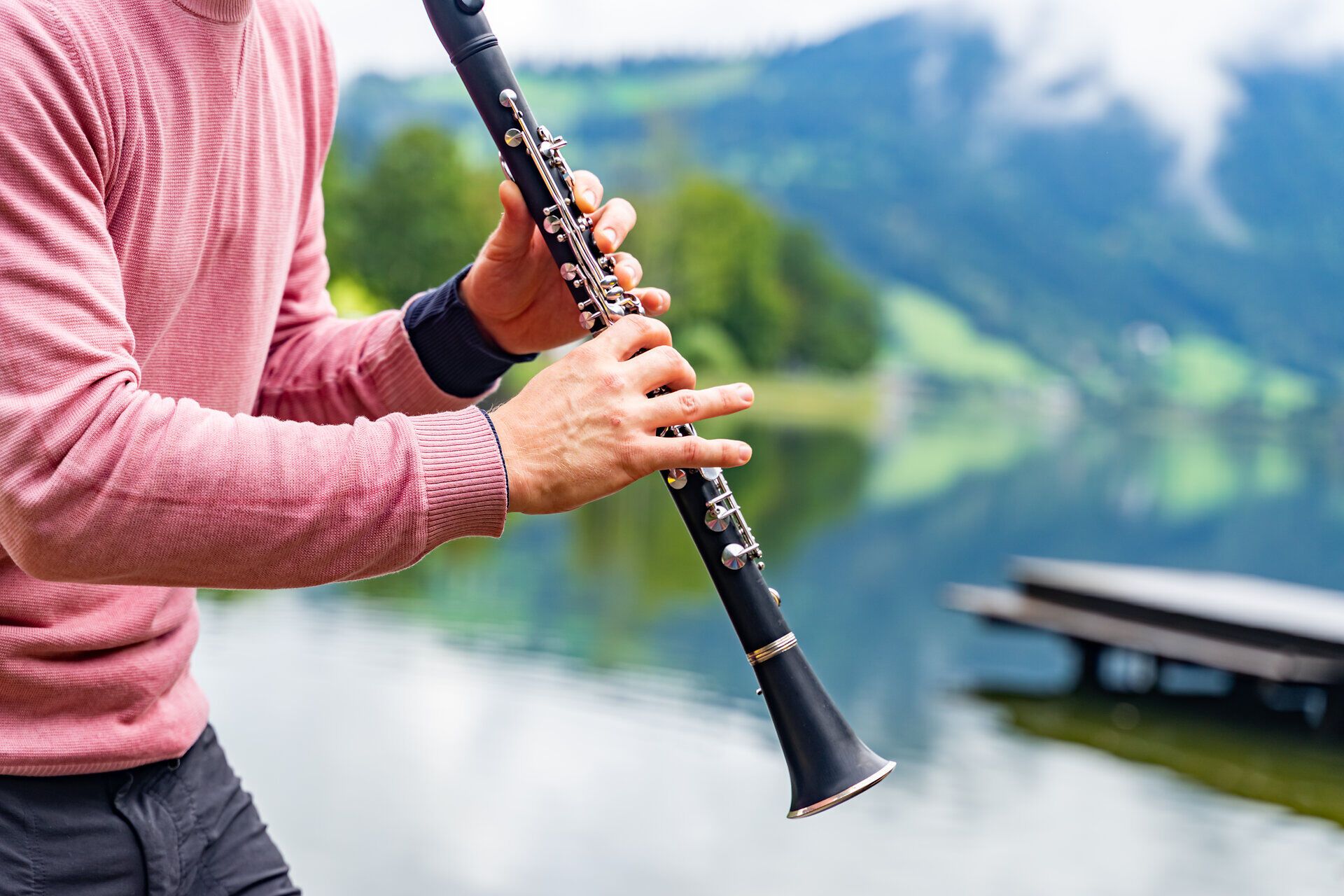 Inmitten der malerischen Natur, umgeben von sanften Hügeln und glitzerndem Wasser, erklingt die sanfte Melodie einer Klarinette. Die harmonischen Klänge verschmelzen mit der frischen Bergluft und schaffen eine Atmosphäre der Ruhe und Entspannung. Ein perfekter Moment, um die Schönheit der Umgebung zu genießen und die Seele baumeln zu lassen.