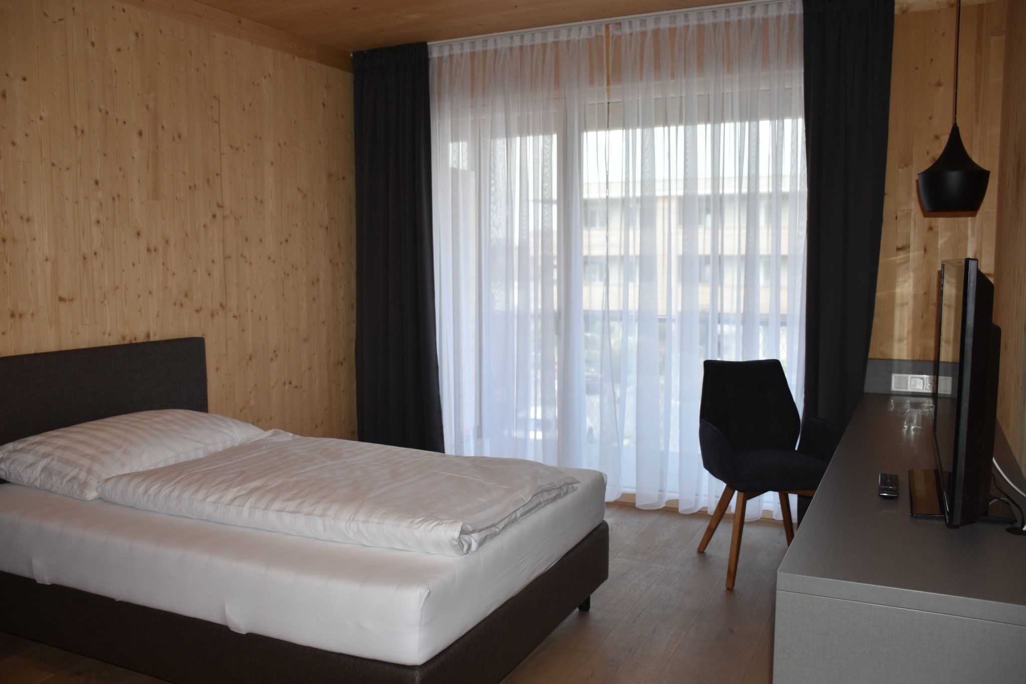 einzelzimmer-bett-fernseher