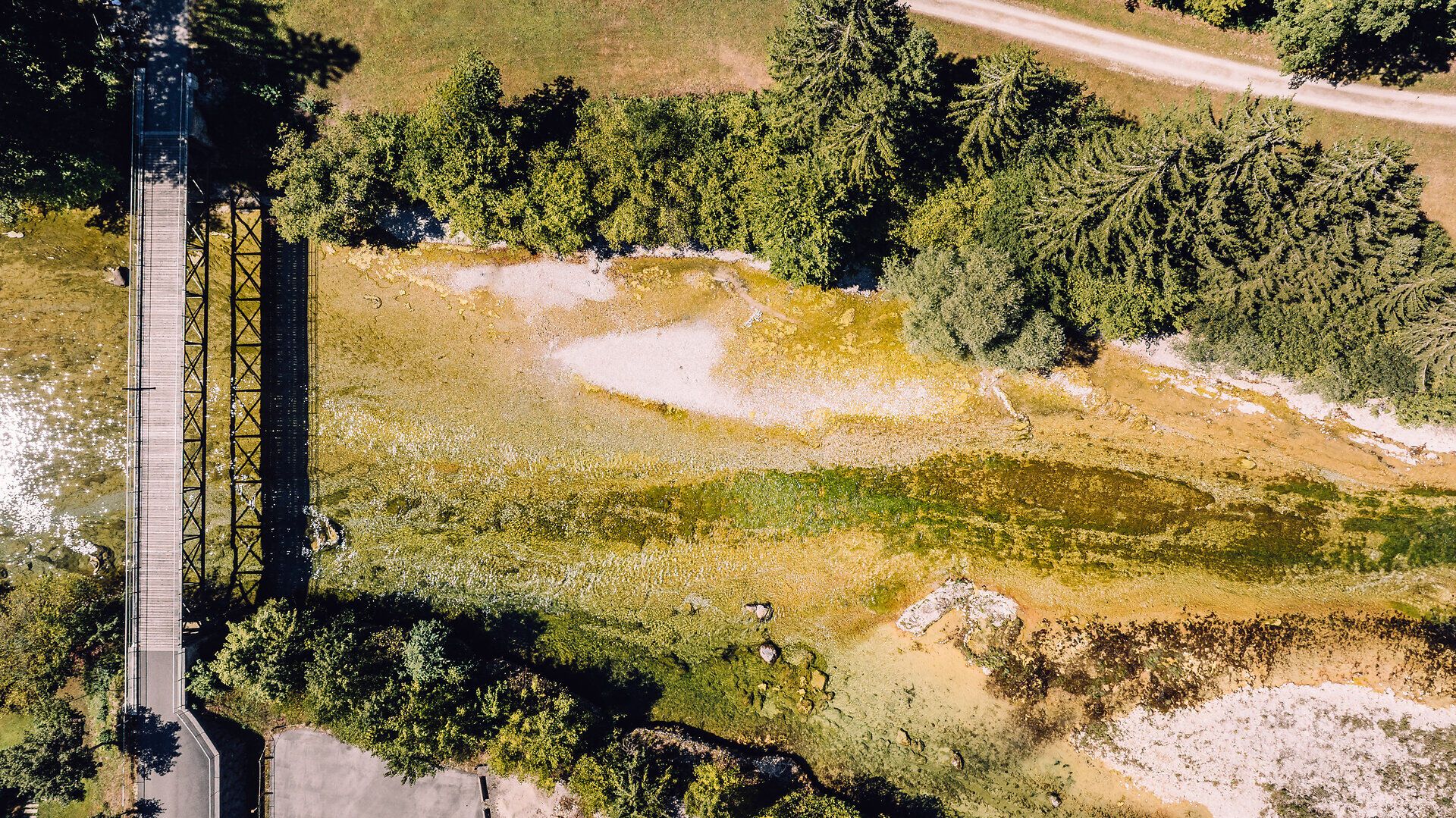 Luftaufnahme der Ybbs bei Opponitz mit Flusslauf, Uferlandschaft und grüner Natur.