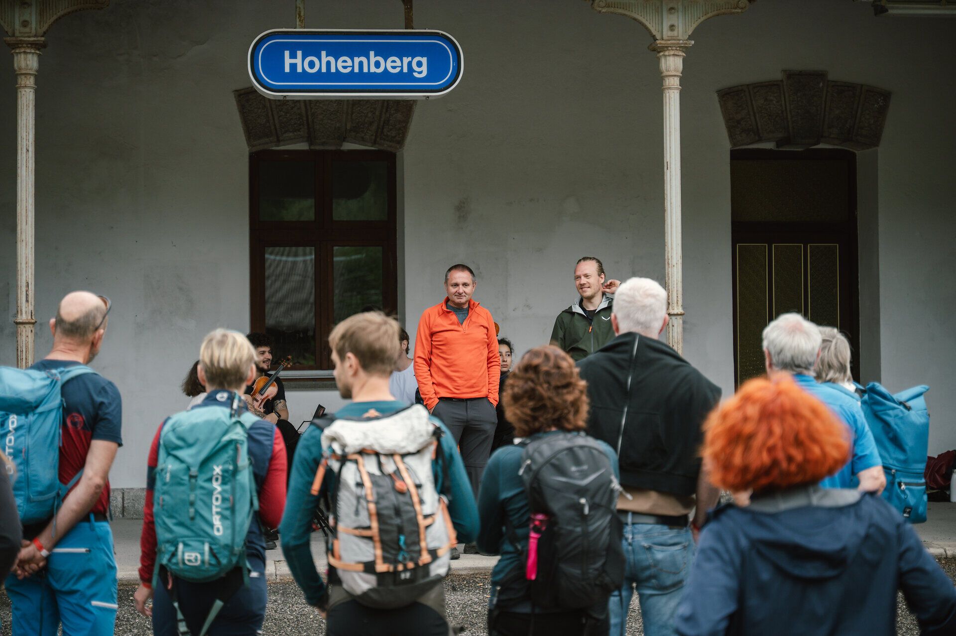 Apeiron Quartet spielt am Bahnhof Hohenberg.
Klassische Klänge zwischen Schienen und Bergen – das Quartett verwandelt den Bahnhof in eine außergewöhnliche Konzertbühne.