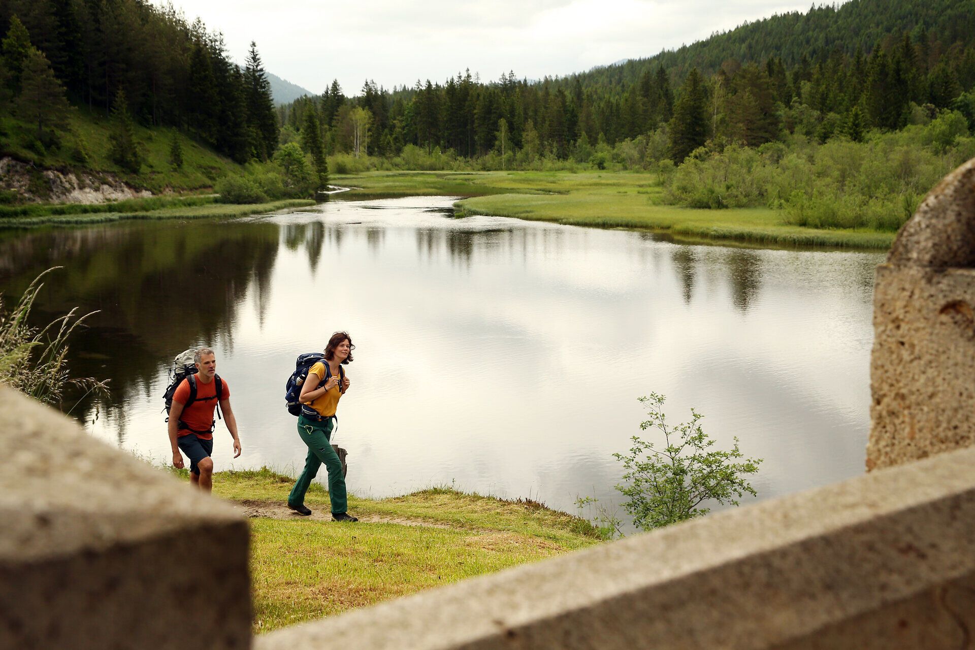 Die sanften Hügel und das glitzernde Wasser des Hubertussees laden zu einer besinnlichen Pilgerwanderung ein. Umgeben von üppigem Grün und dem Gesang der Vögel, erleben Wanderer hier die Ruhe und Schönheit der Natur. Ein perfekter Ort, um die Seele baumeln zu lassen und neue Energie zu tanken.