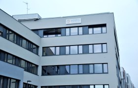 Modernes Geb&auml;ude mit Schild 'Hostel Jugendherberge'.