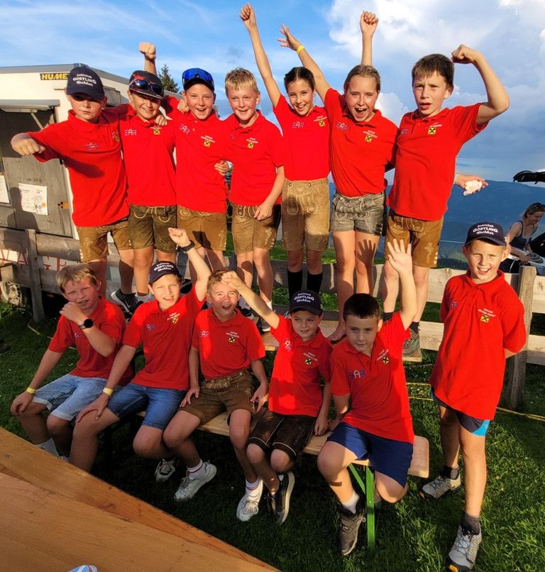 Schiclubkinder als Helfer des Festes