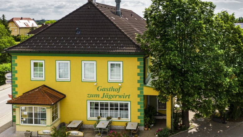 Gelber Gasthof mit grünen Akzenten, "Gasthof zum Jägerwirt".