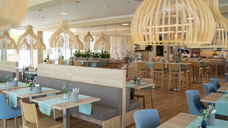 Modernes Café mit Holzdekor und blauen Akzenten.