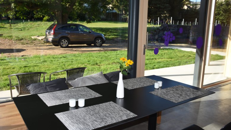 Gedeckter Tisch im Fr&uuml;hst&uuml;cksraum.