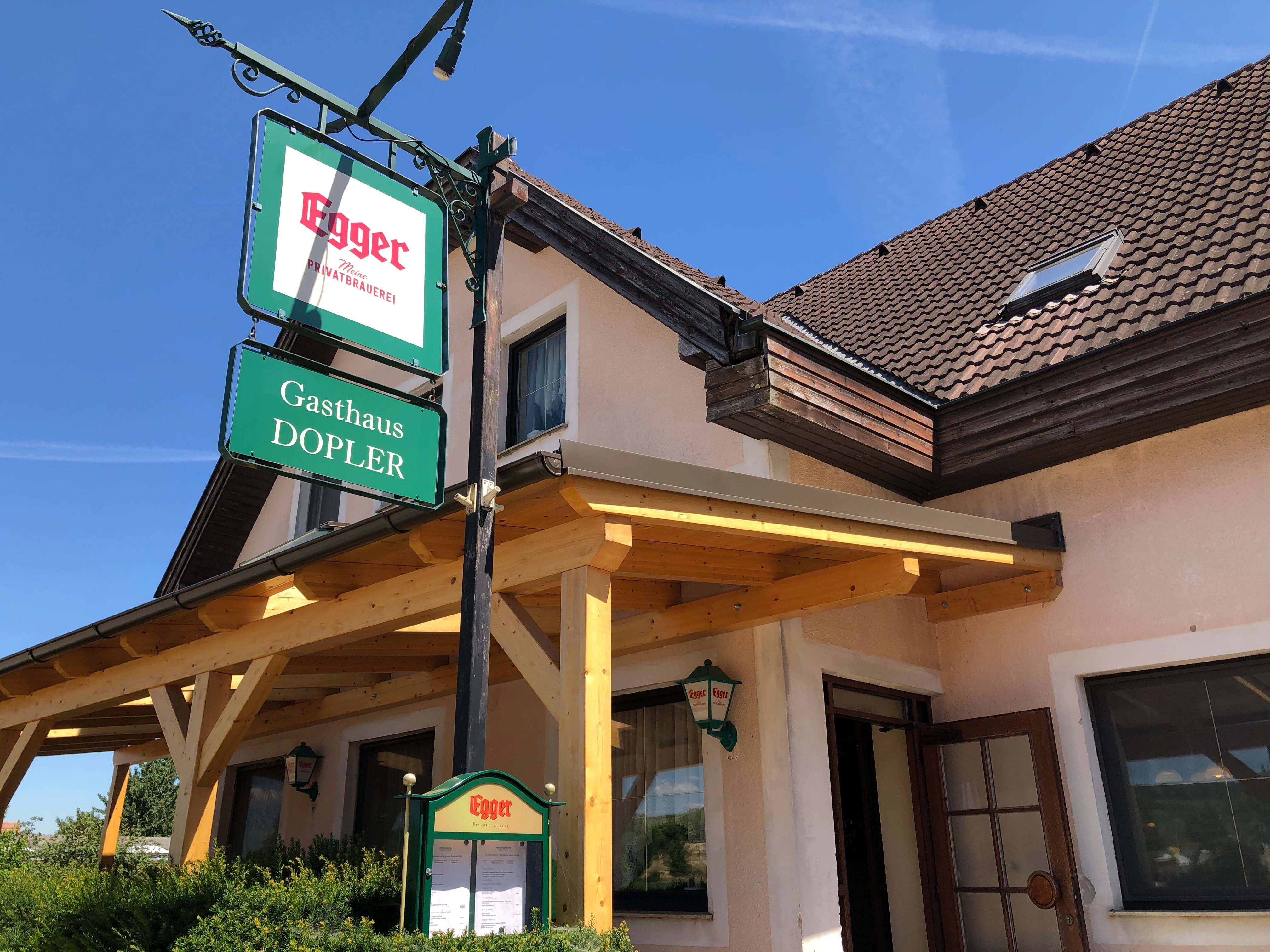 Gasthaus Doppler mit Egger-Brauerei-Schild und Holzdach.