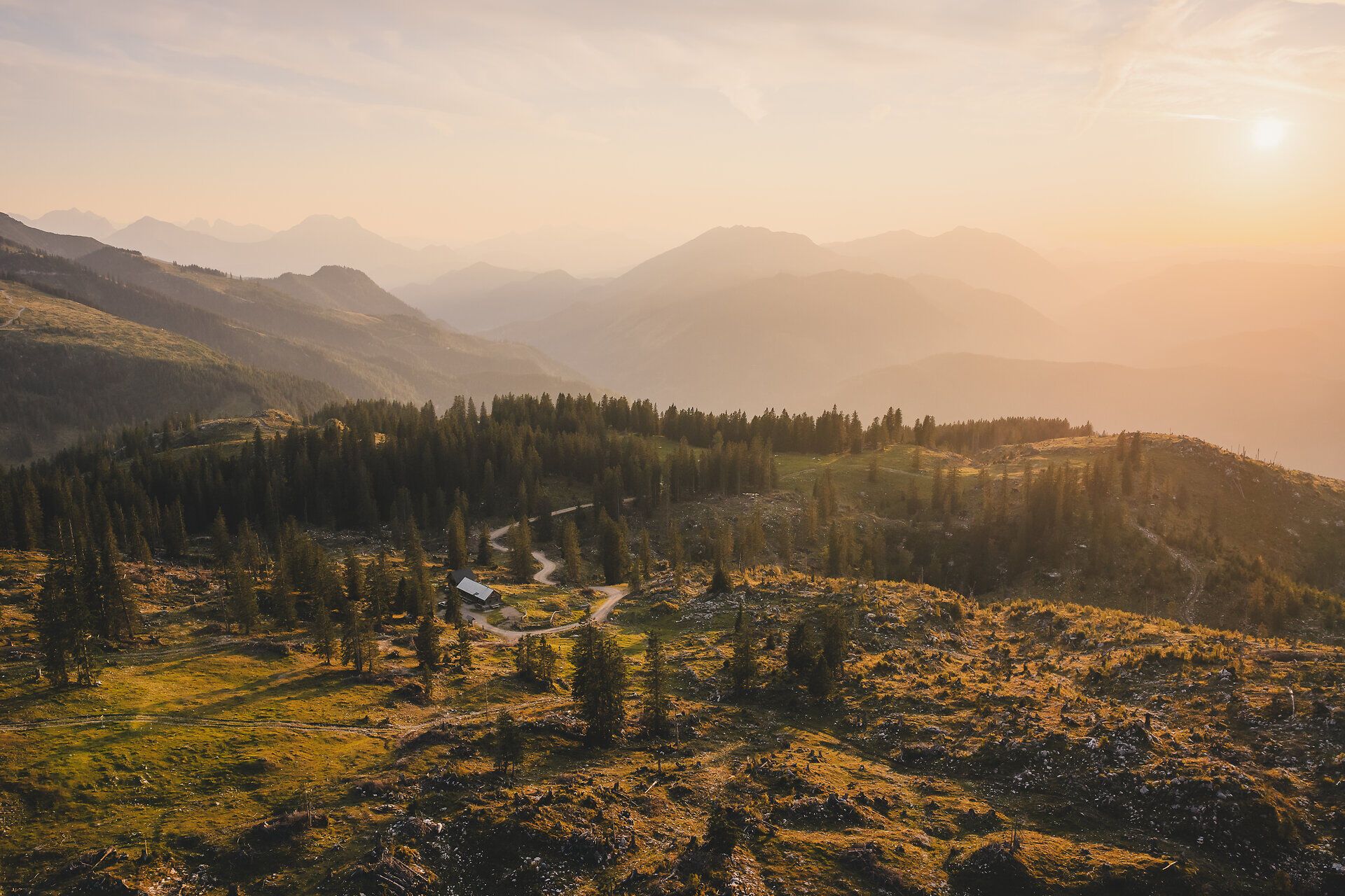 Panorama der Schwarzalm im Abendlicht.