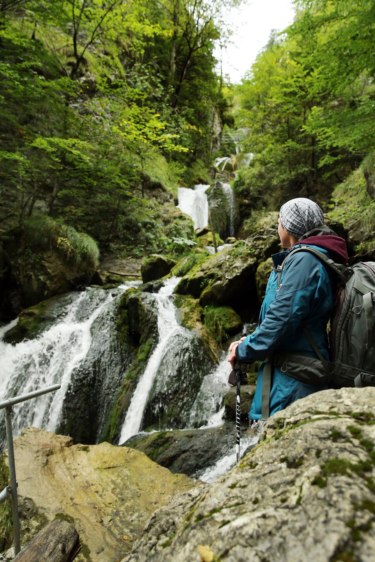 Umgeben von üppigem Grün und dem sanften Rauschen des Wassers, lädt der Trefflingfall zu einer erfrischenden Auszeit in der Natur ein. Die glitzernden Wasserfälle stürzen über moosbedeckte Felsen und schaffen eine malerische Kulisse für Wanderer, die die Schönheit des Naturparks Ötscher-Tormäuer erleben möchten.