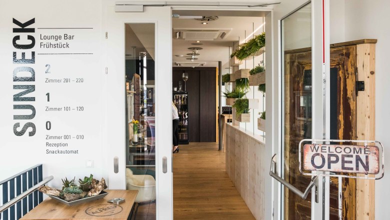 Eingang Loungebar, &copy; Das Alfred