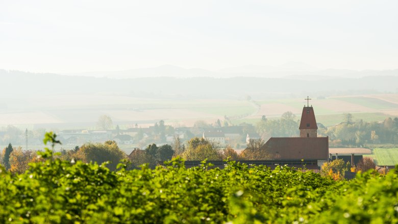 Landschaft mit Kirche und Feldern in Perschling.