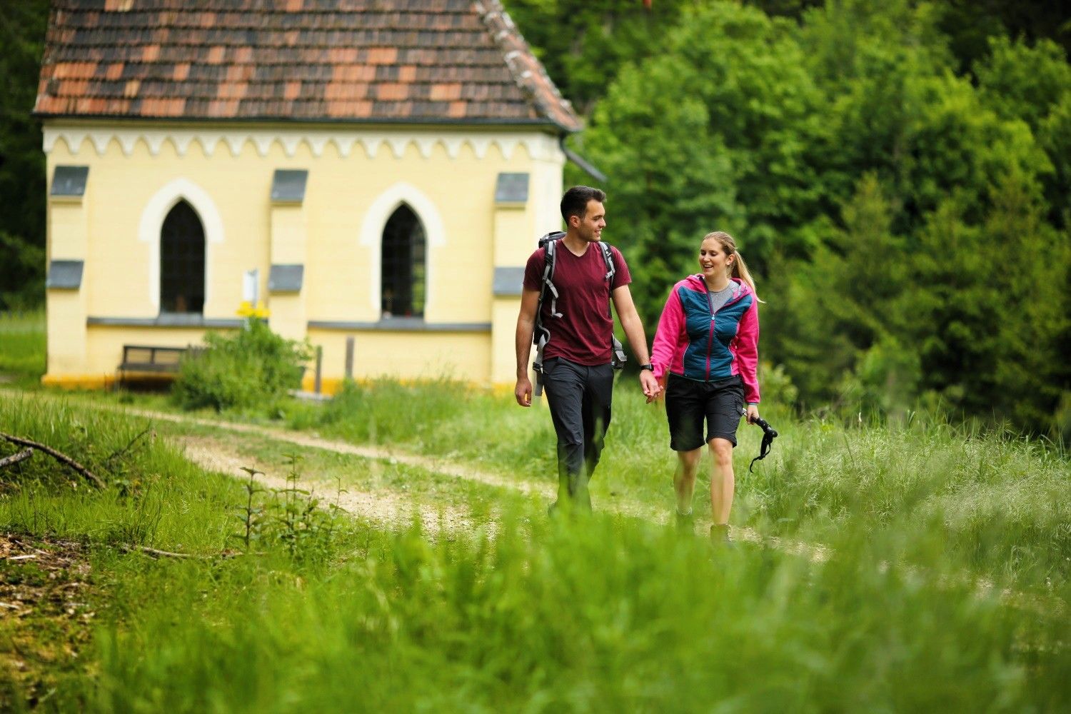 Paar wandert vor der Kapelle Maria Bildbuche auf der Dunkelsteinerwald-Runde.