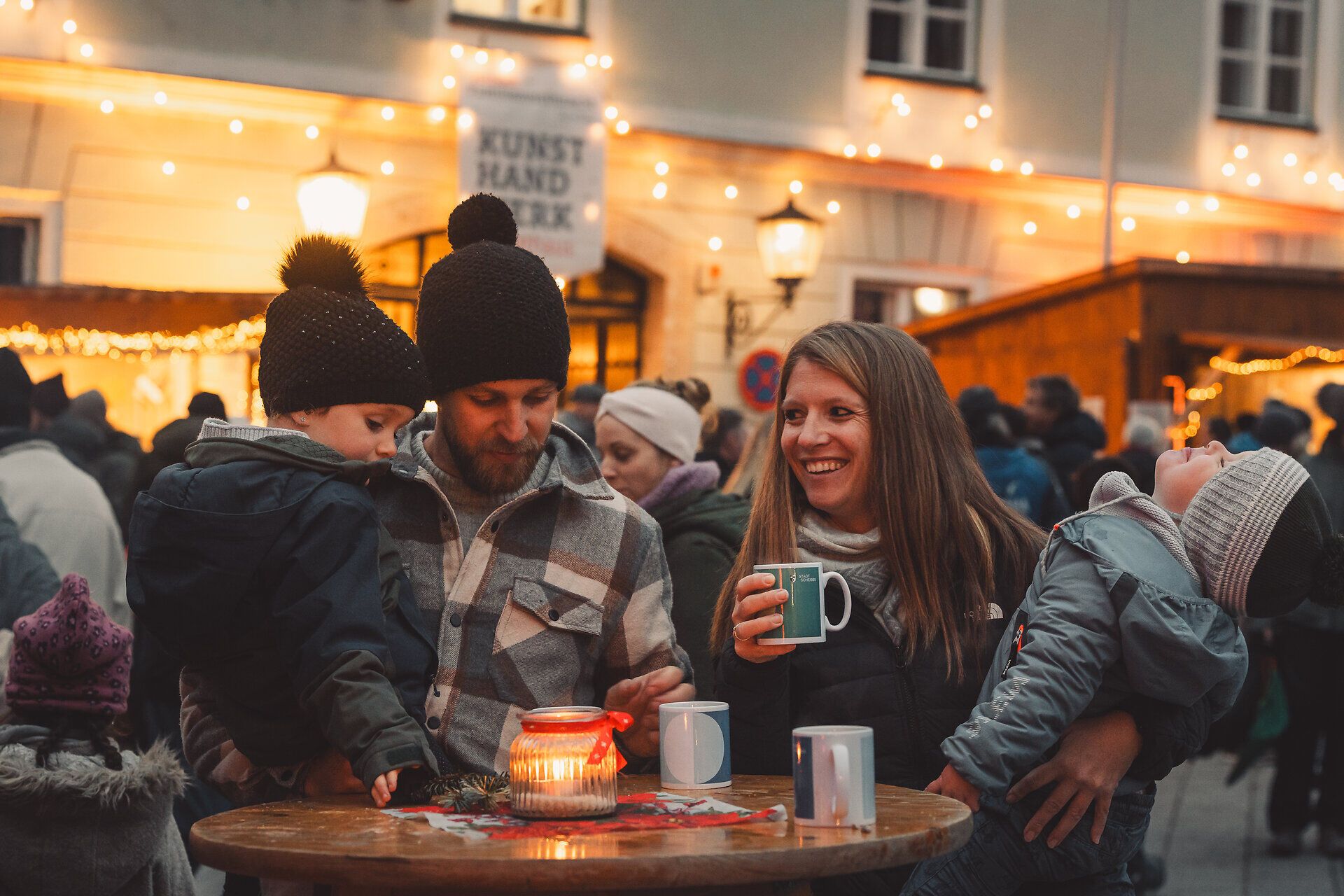 Familie genießt gemütlliche Adventmarktstimmung in Scheibbs.
