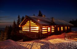 In der winterlichen Stille erstrahlt die Anna Alm in warmem Licht, während der Schnee sanft die Umgebung bedeckt. Die gemütliche Hütte lädt dazu ein, nach einem aufregenden Skitag am Hennesteck zu verweilen und die atemberaubende Aussicht auf die verschneiten Berge zu genießen.