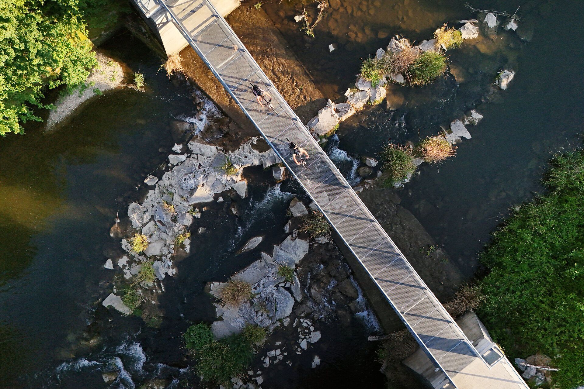 Radfahrende überqueren eine Brücke im Melker Alpenvorland.