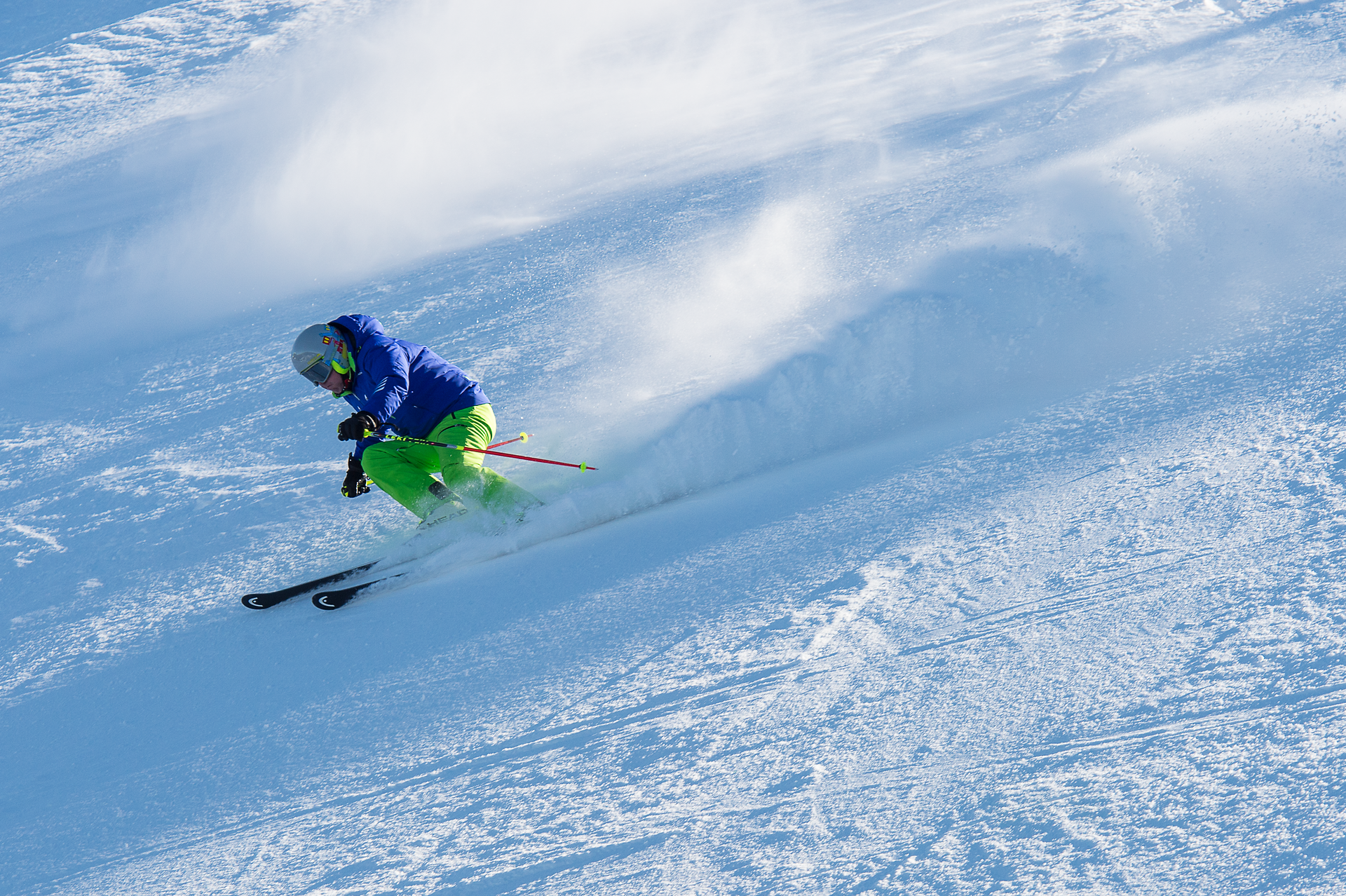 Die schneebedeckten Hänge laden zu einem unvergesslichen Skierlebnis ein. Frischer Pulverschnee wirbelt auf, während der Skifahrer elegant die Pisten hinuntergleitet. Hier in den Alpen wird der Winter zur aufregenden Abenteuerlandschaft.