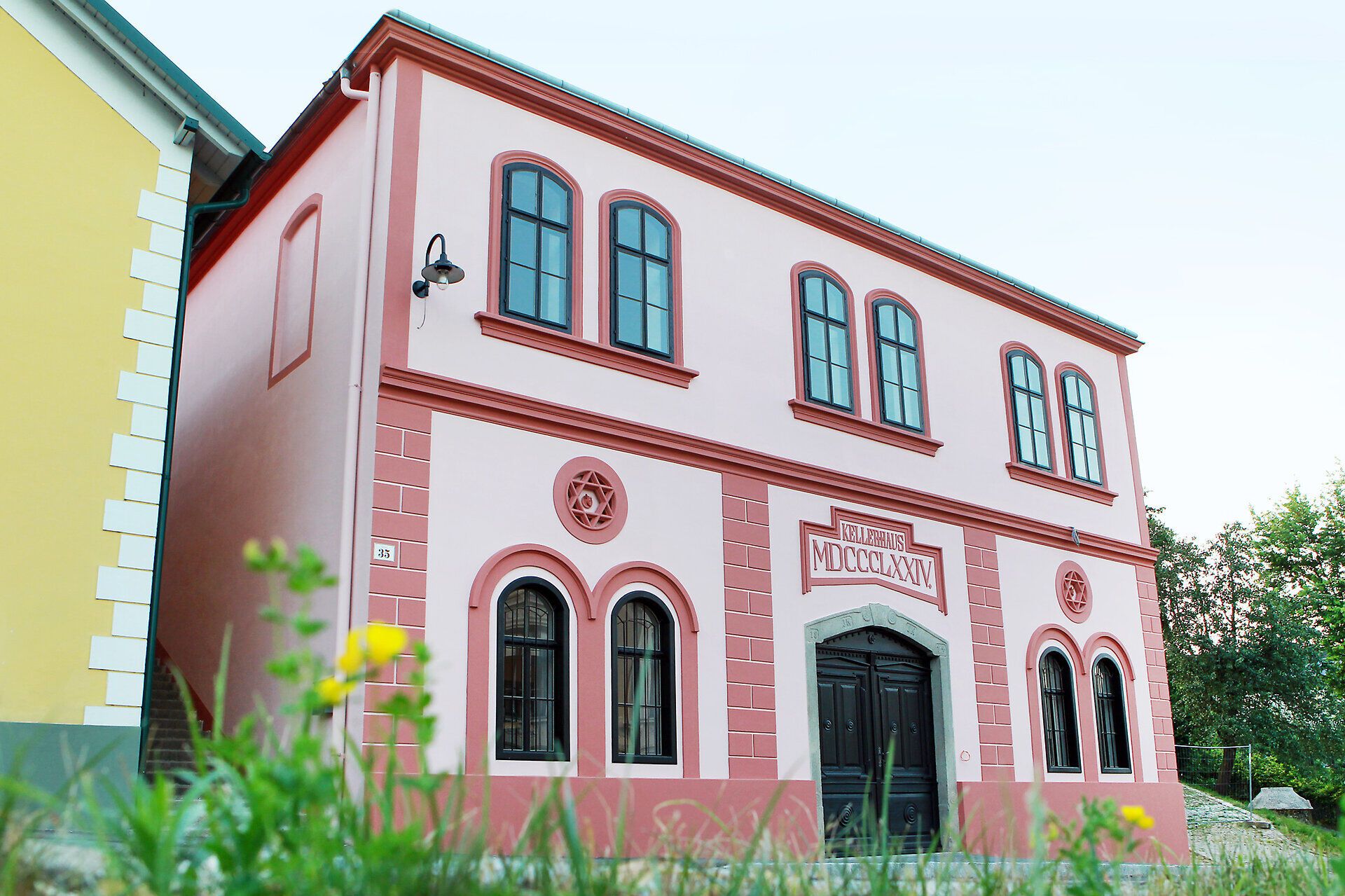 Die sanften Hügel umgeben von üppigem Grün laden zu einem entspannenden Aufenthalt ein. Die charmante Architektur der Destillerie Farthofer strahlt eine einladende Atmosphäre aus und verspricht genussvolle Erlebnisse für alle Sinne. Hier wird die Tradition der Mostproduktion lebendig und bietet Besuchern die Möglichkeit, die regionalen Köstlichkeiten zu entdecken.