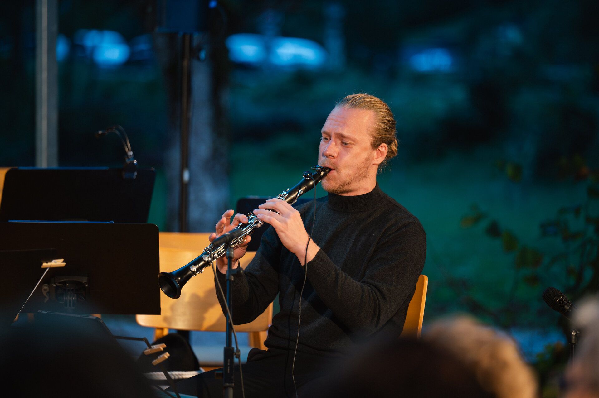 Auftaktveranstaltung am Freitag, 12. September 2025, in Hohenberg.
Frederic Alvarado-Dupuy steht im Vordergrund der Bühne und spielt Klarinette, begleitet von Cornelius Obonya, Melissa Coleman und Peter Havlicek sowie dem Musikverein Hohenberg. Die Eröffnung der Gipfelklänge vereint Schauspiel, klassische Musik und Blasmusik zu einem besonderen kulturellen Erlebnis in den Ybbstaler Alpen.