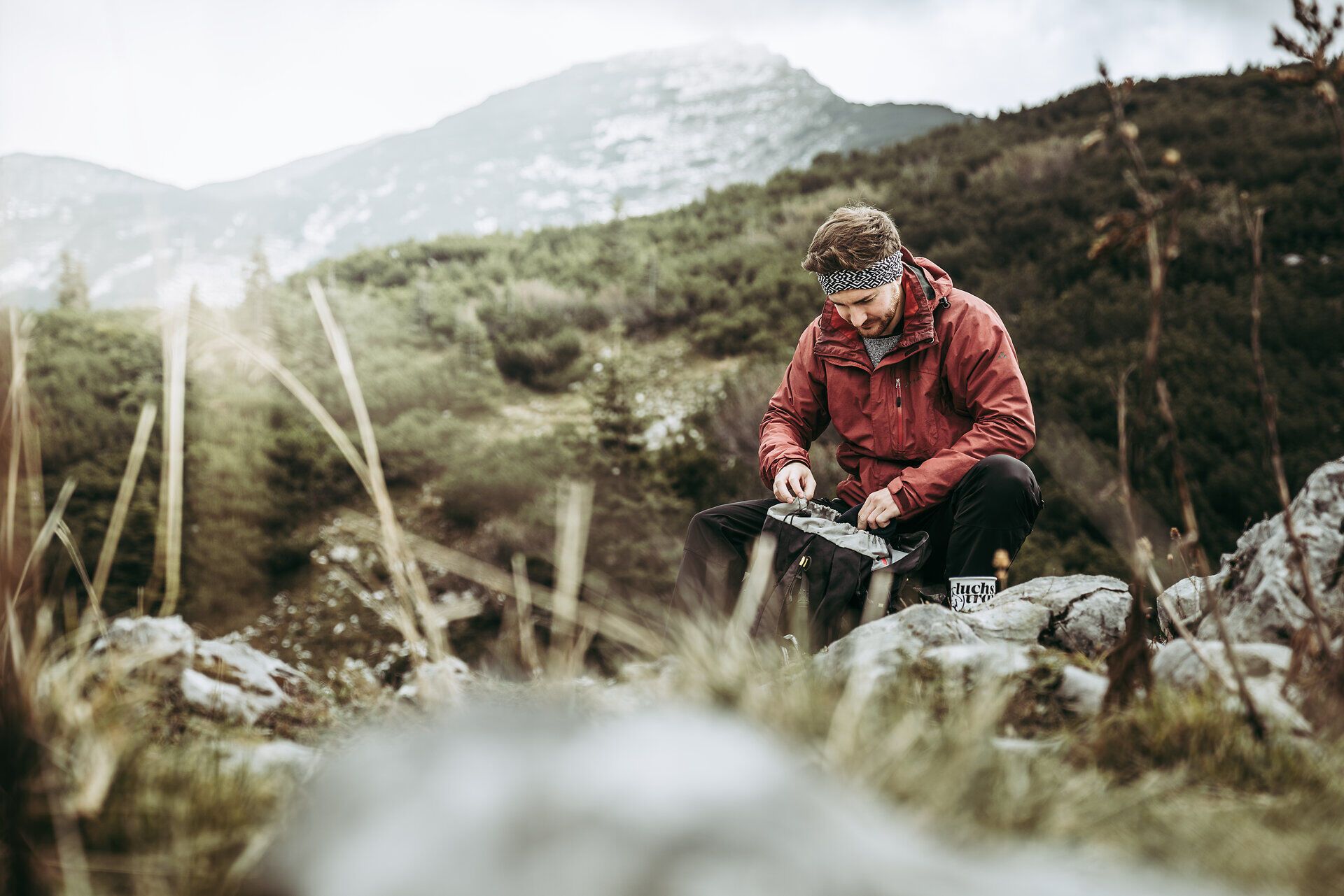 Inmitten der beeindruckenden Ybbstaler Alpen genießt ein Wanderer eine wohlverdiente Rast. Umgeben von üppigem Grün und majestätischen Bergen, spürt man die Ruhe der Natur und die frische Bergluft. Diese Szenerie lädt dazu ein, die Schönheit des Wanderns in vollen Zügen zu erleben.