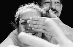 Ein fröhliches Paar genießt einen unbeschwerten Moment voller Lachen und Freude. Die Nähe und das Lächeln spiegeln die herzliche Atmosphäre der kulinarischen Erlebnisse in der Region wider. Hier, wo die Natur und die Gastfreundschaft Hand in Hand gehen, wird jeder Augenblick zum Genuss.