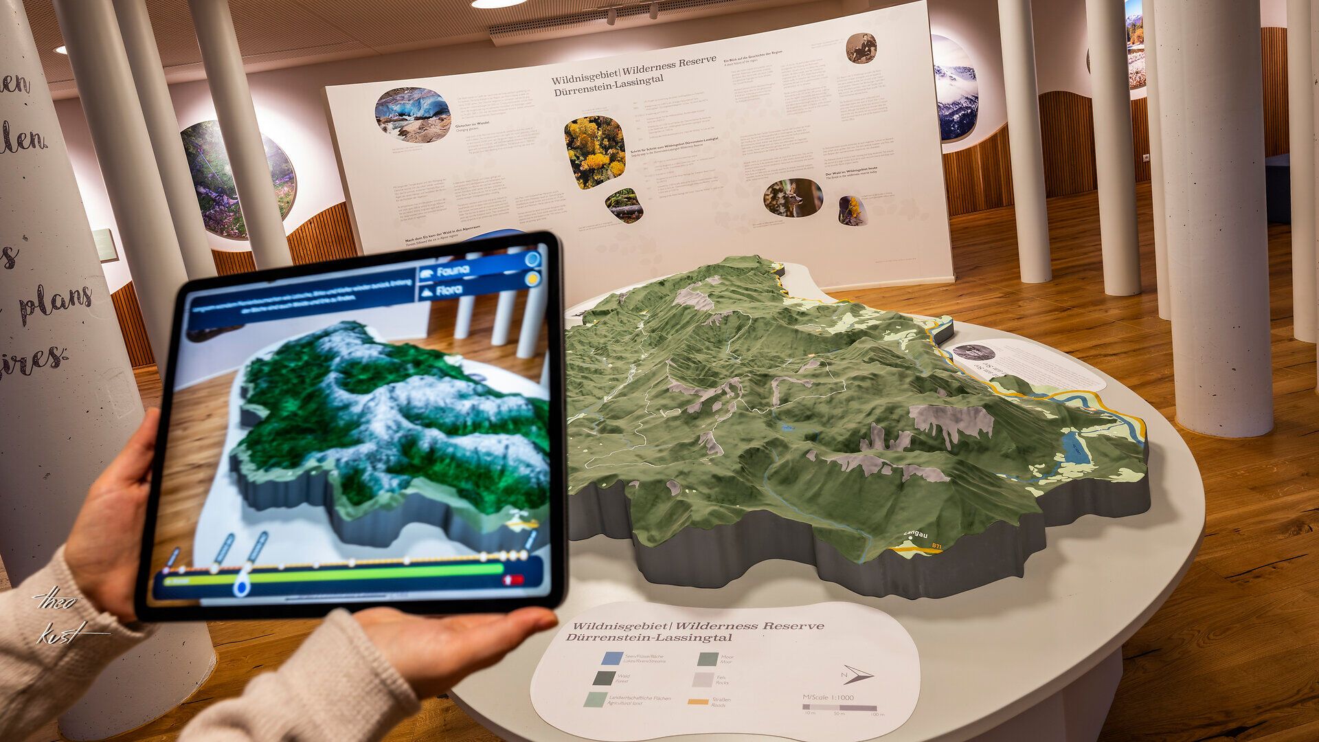Entdecken Sie die faszinierende Welt der Natur in einem interaktiven Erlebnisraum, wo die Schönheit der Wildnis zum Greifen nah ist. Die detailreiche 3D-Darstellung der Umgebung lädt Familien ein, die Geheimnisse des Wildnisgebiets Dürrenstein-Lassingtal zu erkunden und unvergessliche Erinnerungen zu schaffen.