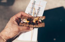 Ein köstlicher Bissen aus frisch zubereitetem Street Food vereint die Aromen der Region und lädt zum Genießen ein. Die lebendige Atmosphäre des Events zieht Gourmets und Neugierige gleichermaßen an, während die Sonne über dem Schloss Rothschild strahlt.
