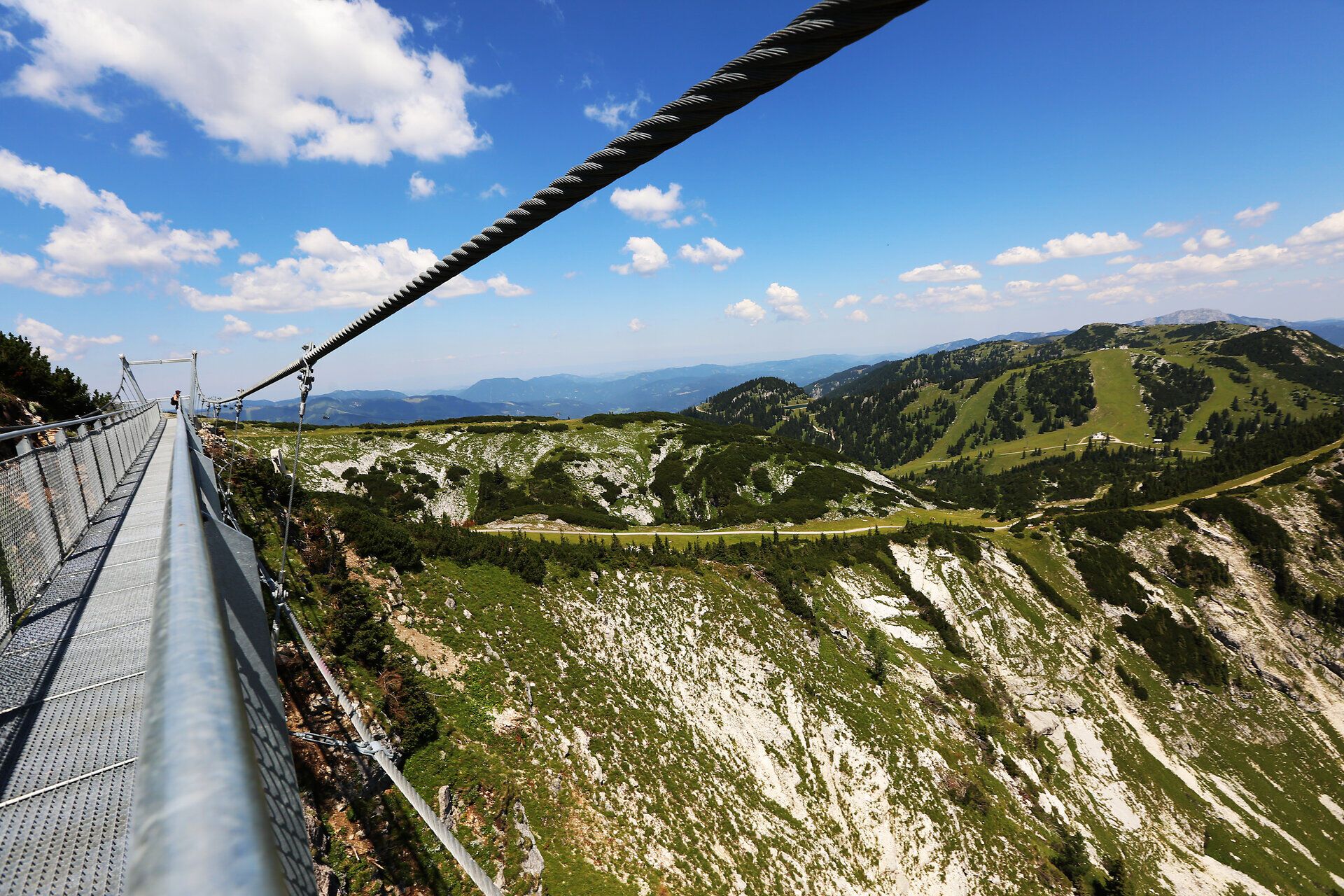 Die atemberaubende Aussicht von der Skytour auf dem Hochkar lässt das Herz eines jeden Naturfreundes höher schlagen. Umgeben von majestätischen Bergen und saftig grünen Wiesen, bietet dieser Ort eine perfekte Kulisse für unvergessliche Familienabenteuer. Hier wird der Sommer in den Bergen zum Erlebnis für Groß und Klein.