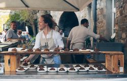 Ein lebhaftes Treiben erfüllt die Atmosphäre, während die Köstlichkeiten des Street Foods kunstvoll angerichtet werden. Die Besucher genießen die Vielfalt der regionalen Spezialitäten, umgeben von der malerischen Kulisse des Schlosses. Ein Fest für die Sinne, das die Freude am Essen und die Gemeinschaft zelebriert.