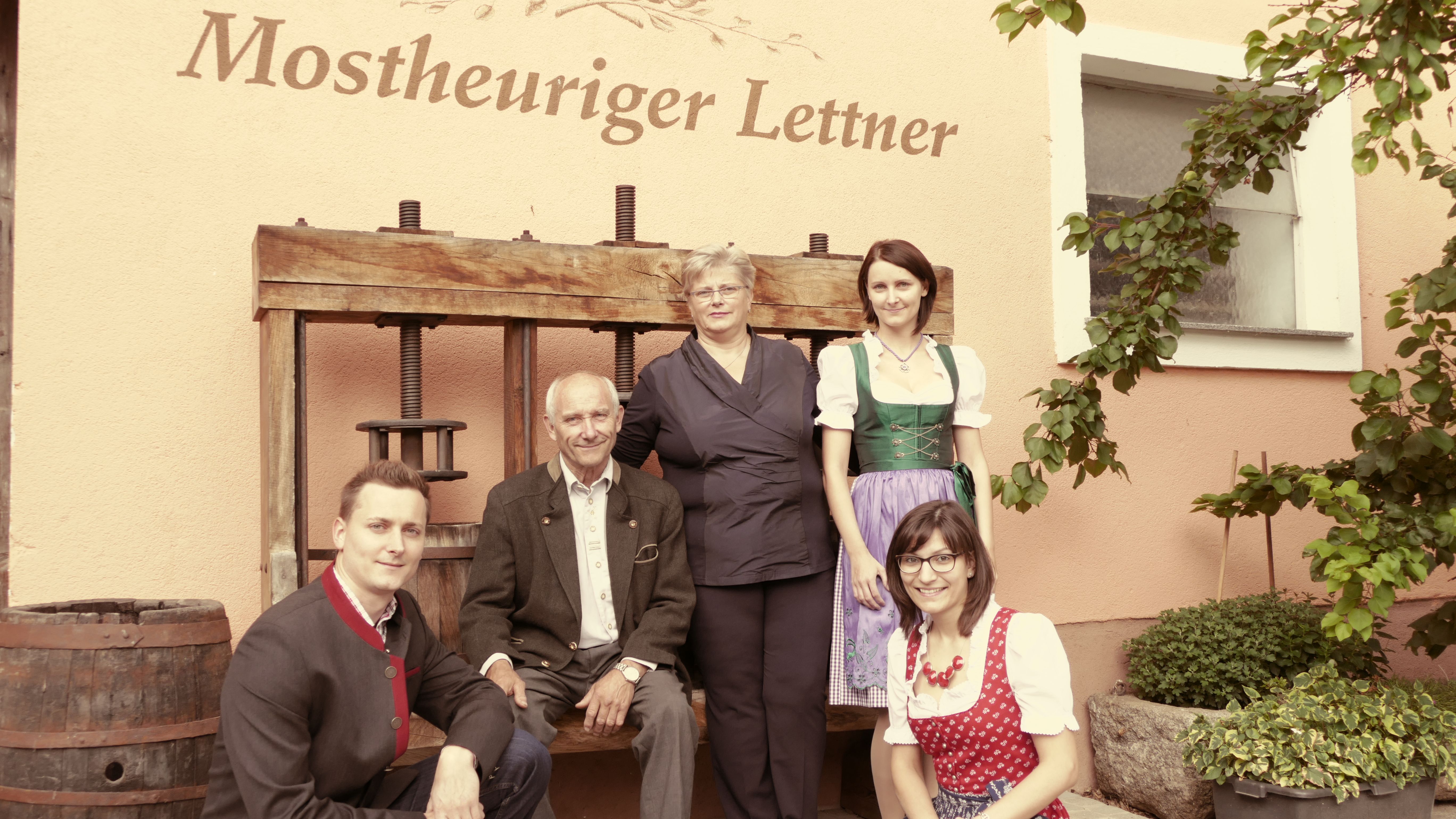 Gruppe von fünf Personen vor dem Gebäude des Mostheuriger Lettner.
