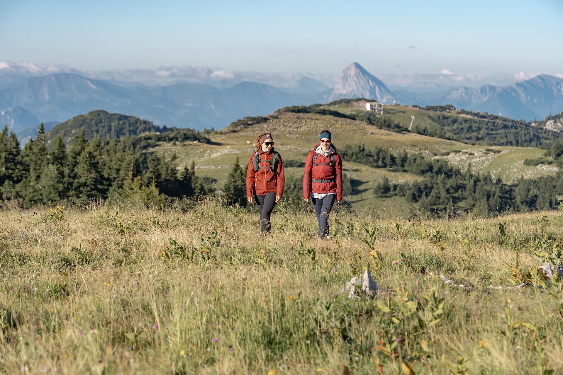 Die sanften Hügel der Ybbstaler Alpen laden zu unvergesslichen Wanderungen ein. Während die ersten Sonnenstrahlen den Morgen erhellen, entfaltet sich eine atemberaubende Landschaft, die Wanderer in ihren Bann zieht. Hier, wo die Natur in voller Pracht erblüht, wird jeder Schritt zum Erlebnis.