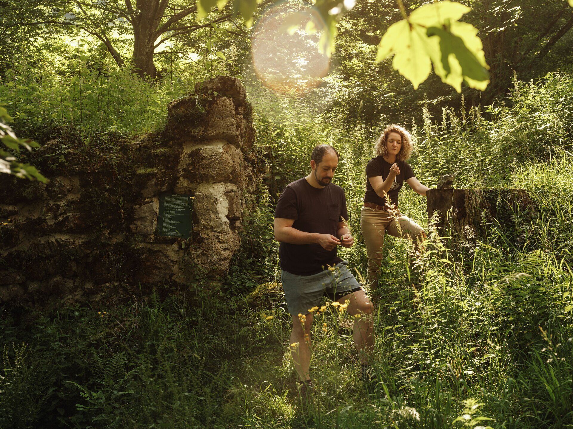 Inmitten üppiger, grüner Wiesen und sanfter Hügel genießen zwei Personen die Ruhe der Natur. Die warmen Sonnenstrahlen durchdringen das Blätterdach und schaffen eine einladende Atmosphäre, die zum Verweilen einlädt. Hier, wo die Aromen der regionalen Küche auf die Schönheit der Landschaft treffen, wird jeder Moment zum Genuss.