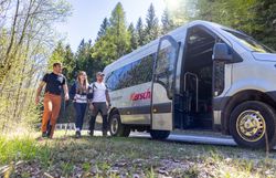 Der Wanderbus im Naturpark bringt Wandernde bis zum Trefflingfall