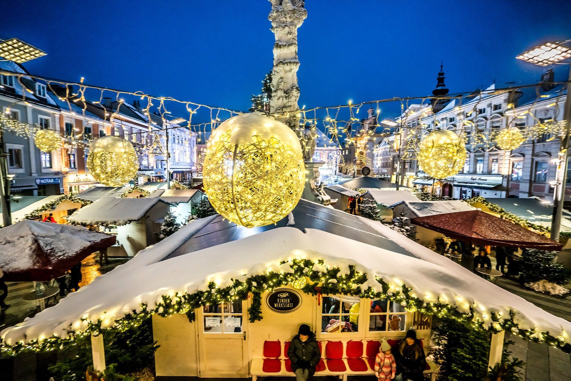 Der Adventmarkt erstrahlt in festlichem Glanz, während funkelnde Lichter die winterliche Atmosphäre verzaubern. Besucher schlendern zwischen liebevoll dekorierten Ständen, die köstliche Leckereien und handgefertigte Geschenke anbieten. Die kalte Luft ist erfüllt von dem Duft frisch gebrannter Mandeln und Glühwein, was die Vorfreude auf das bevorstehende Fest noch verstärkt.