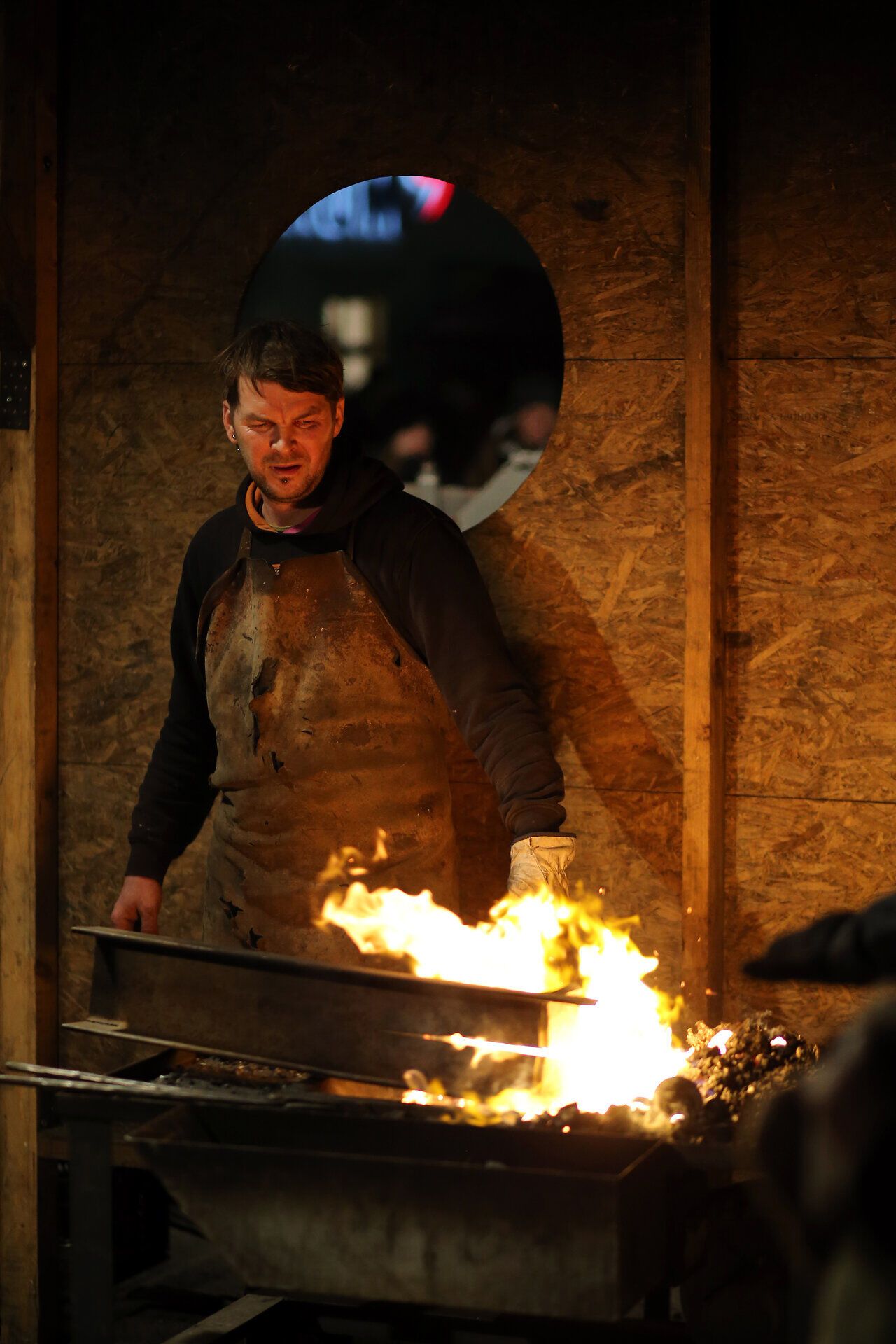 Ein Schmied arbeitet konzentriert am Feuer, während die Flammen lebhaft auflodern und die Umgebung in warmes Licht tauchen. Der Duft von glühendem Metall und die Geräusche des Hammers auf dem Amboss schaffen eine einzigartige Atmosphäre, die die Besucher in die traditionsreiche Kunst des Schmiedens eintauchen lässt.