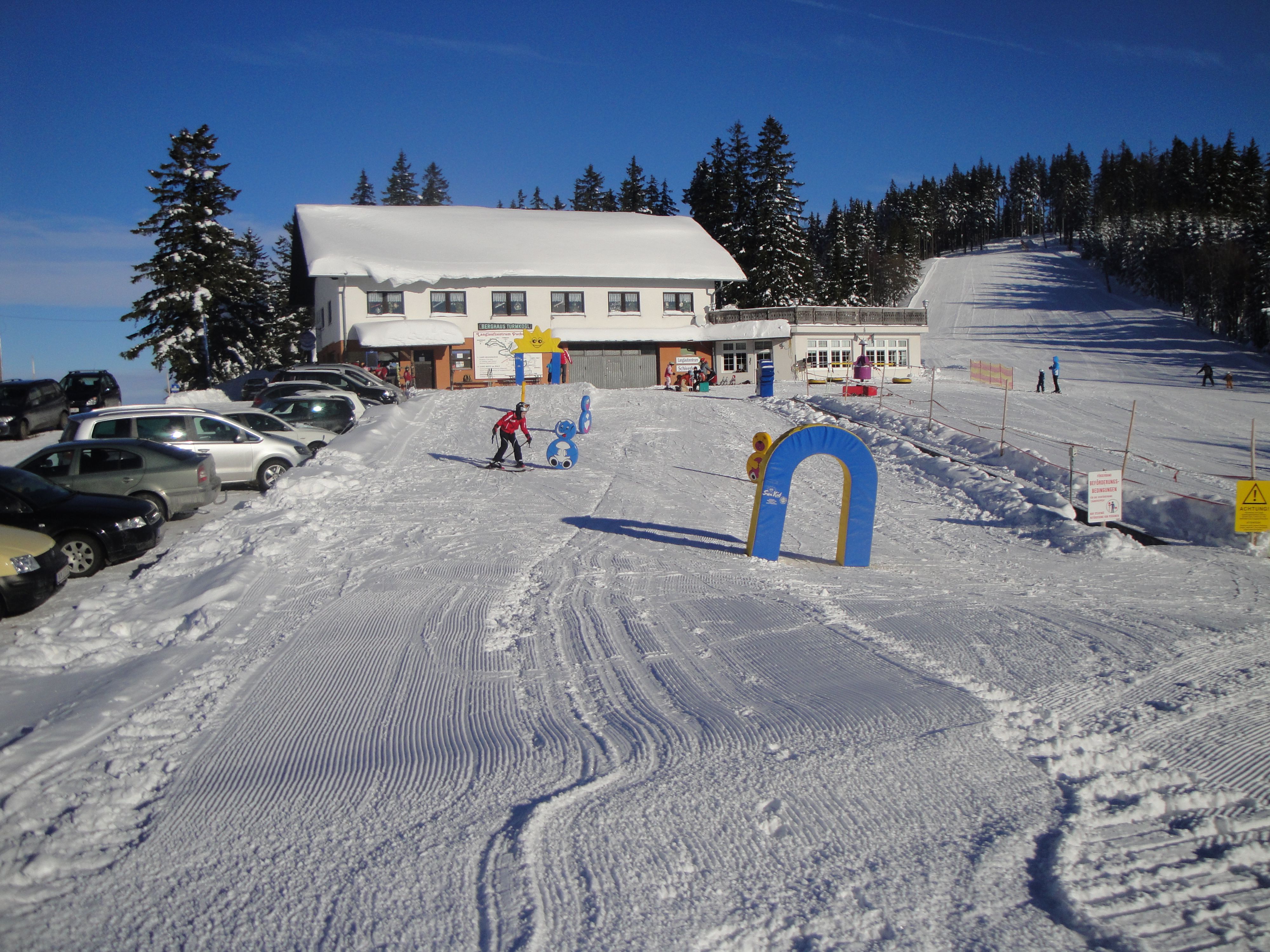 Winterlandschaft mit Skilift und Gebäude in Puchenstuben.