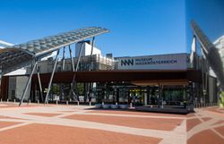 Das moderne Museum Niederösterreich beeindruckt mit seiner architektonischen Eleganz und lädt Besucher ein, die kulturellen Schätze der Region zu entdecken. Umgeben von einer einladenden Atmosphäre, bietet es einen perfekten Ort für Paare, um gemeinsam in die Geschichte und Kunst einzutauchen.