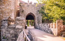 Historisches Stadttor mit mittelalterlicher Stadtmauer und Blick in den Innenhof von Schloss Rothschild in Waidhofen an der Ybbs.