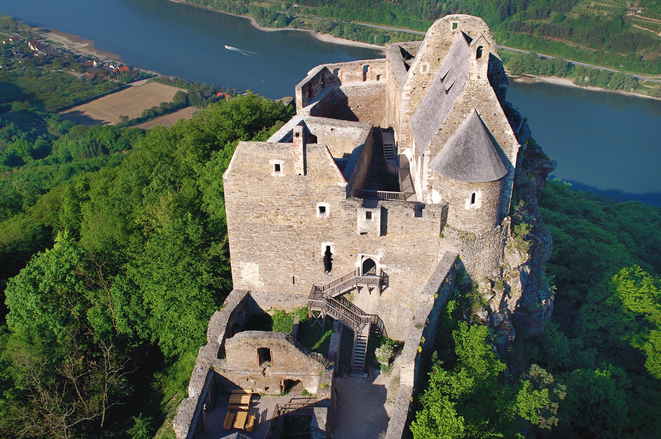 Luftaufnahme der Ruine Aggstein über der Donau.