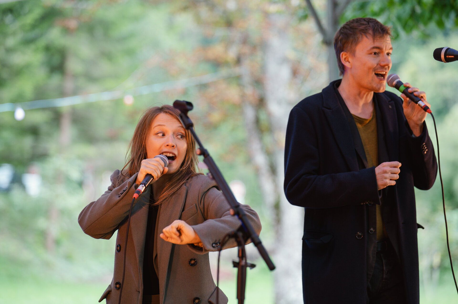 Das Duo Wiener Blond mit Verena Doublier und Sebastian Radon begeistert das Publikum mit humorvollen Texten und schwungvollen Melodien vor der Bergkulisse der Ybbstaler Alpen.