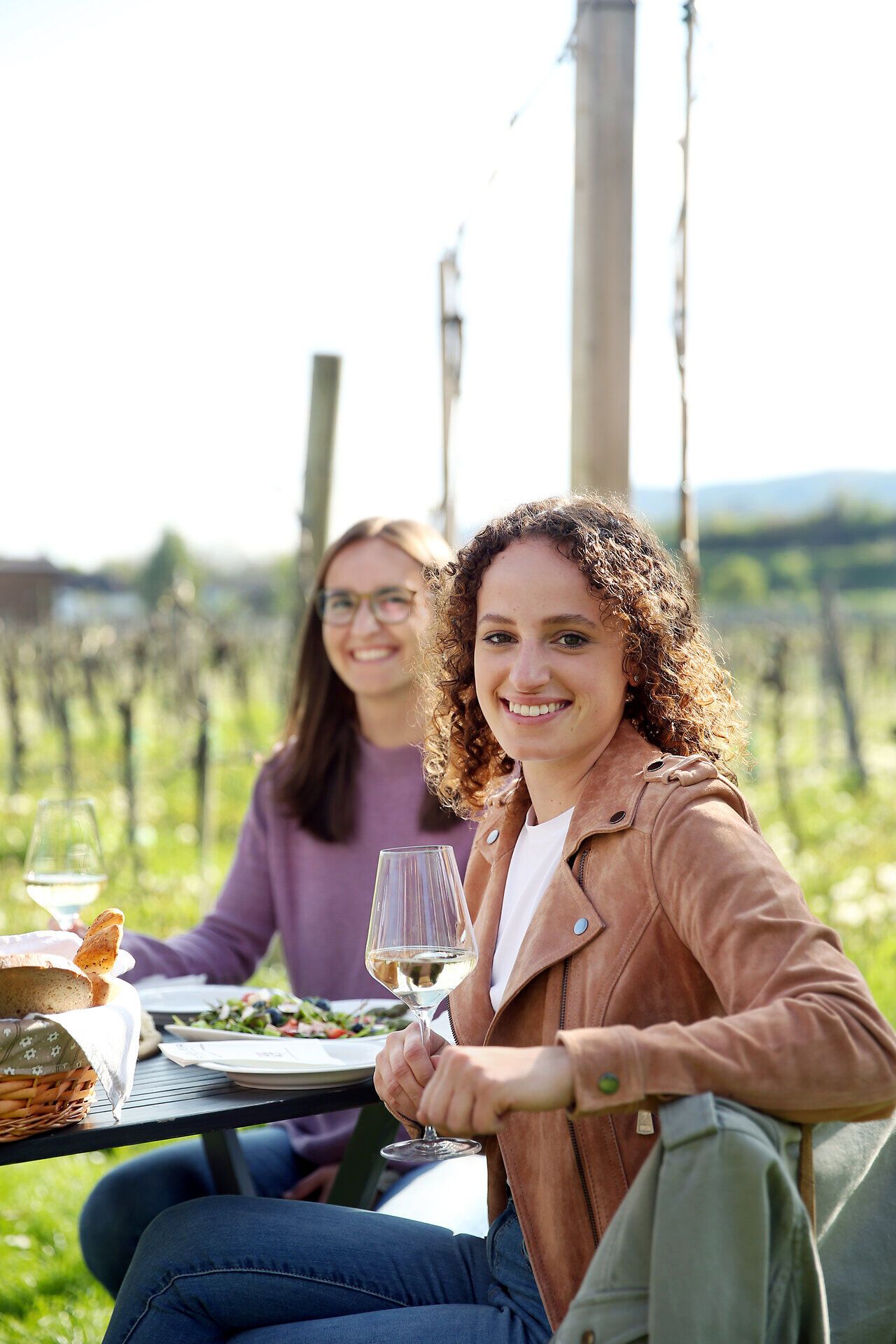 Genießen Sie einen entspannten Tag inmitten der malerischen Weinberge, wo die Sonne sanft auf die Tische scheint. Die frischen Aromen von köstlichen Speisen und erlesenen Weinen schaffen eine einladende Atmosphäre, die zum Verweilen einlädt.