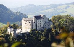 Die majestätische Burg Plankenstein thront stolz über der sanften Hügellandschaft, umgeben von üppigem Grün und malerischen Ausblicken. Hier, wo Geschichte und Natur harmonisch verschmelzen, lädt die Umgebung zu unvergesslichen Erlebnissen ein.