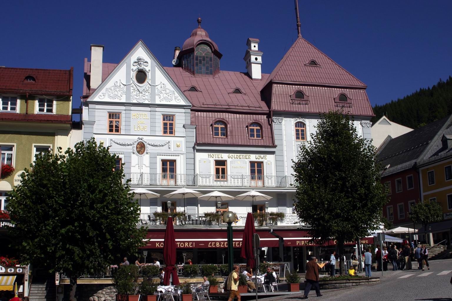 Historisches Gebäude mit Hotel und Café am Hauptplatz.