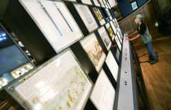 In der faszinierenden Welt des Eisens erleben Besucher die Kunst des Schmiedens hautnah. Ein neugieriger Junge betrachtet die beeindruckenden Exponate, die die Geschichte und Tradition des Handwerks lebendig werden lassen. Die Atmosphäre ist geprägt von der Leidenschaft für das Handwerk und der Schönheit der metallenen Kunstwerke.