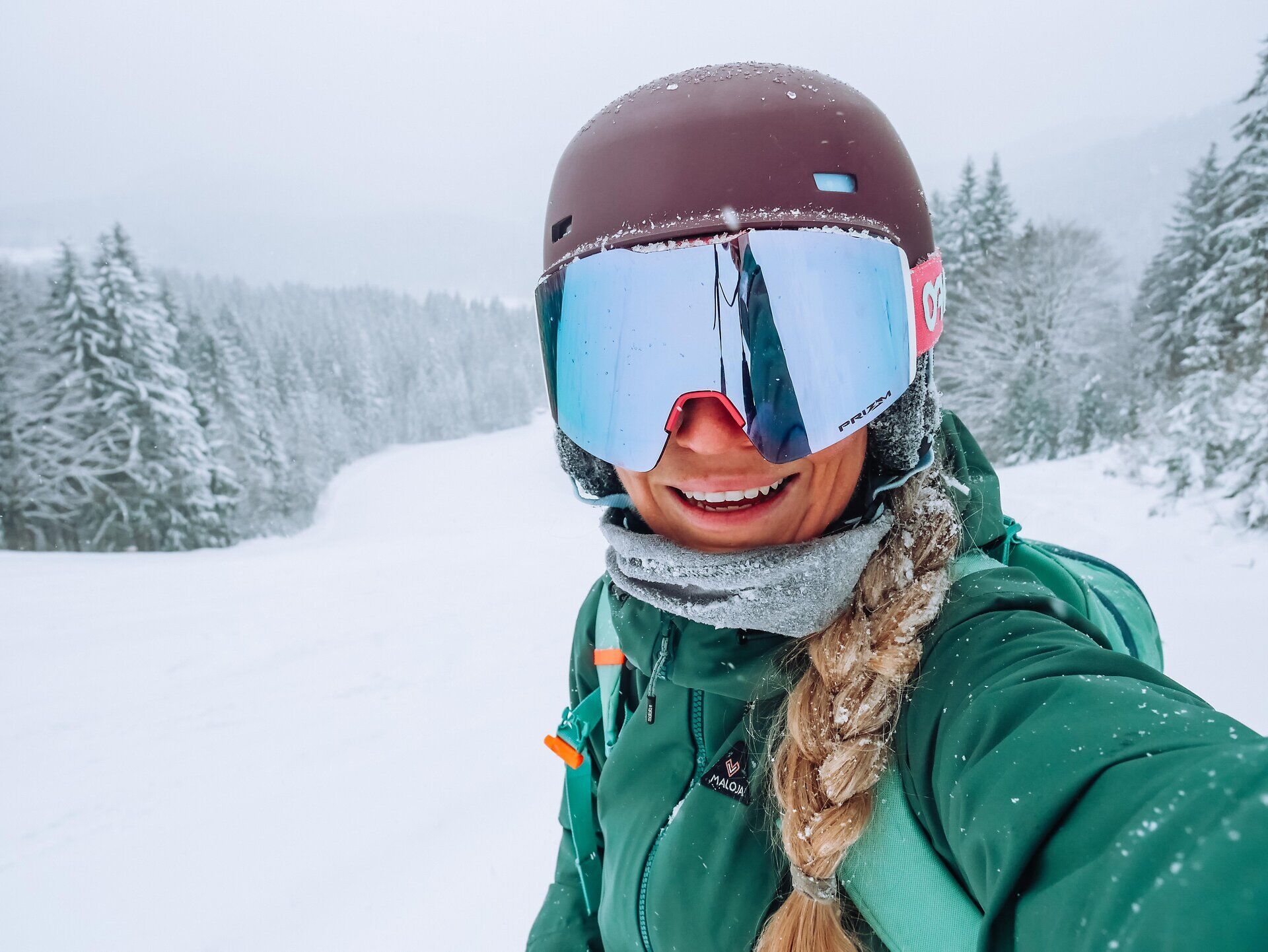 Inmitten einer traumhaften Winterlandschaft strahlt die Freude am Skifahren. Der frische Schnee bedeckt die sanften Hügel und die verschneiten Bäume schaffen eine magische Atmosphäre. Hier erleben Wintersportler unvergessliche Momente in der Natur.