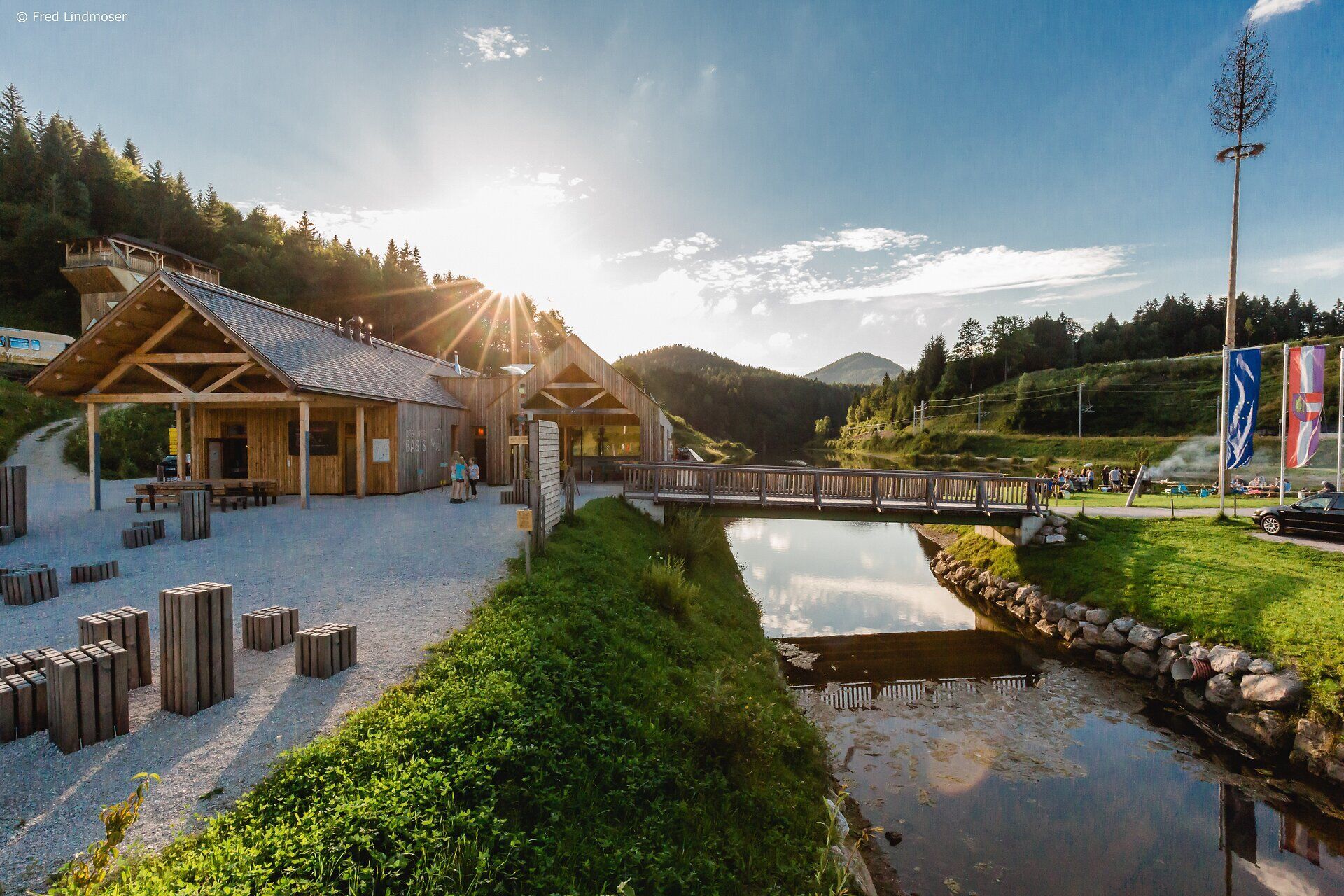 Umgeben von majestätischen Bergen und üppigem Grün, lädt das Naturparkzentrum zu unvergesslichen Erlebnissen in der Natur ein. Die sanften Wellen des Wassers spiegeln die Schönheit der Umgebung wider und schaffen eine friedliche Atmosphäre, die zum Verweilen einlädt.