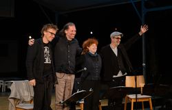 Kabane 13 bei ihrem Auftritt bei den Gipfelklängen.
Die vier Künstler und Künstlerinnen begeistern mit Gesang, Gitarre und Schrammelharmonika – volksnahe Musik in einzigartiger Bergkulisse.