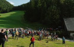 Begrüßung und Auftakt von FOEN3 bei den Gipfelklängen.
Das Ensemble eröffnet den Konzerttag mit mehrstimmigem Gesang und instrumentalen Klängen inmitten der Natur.