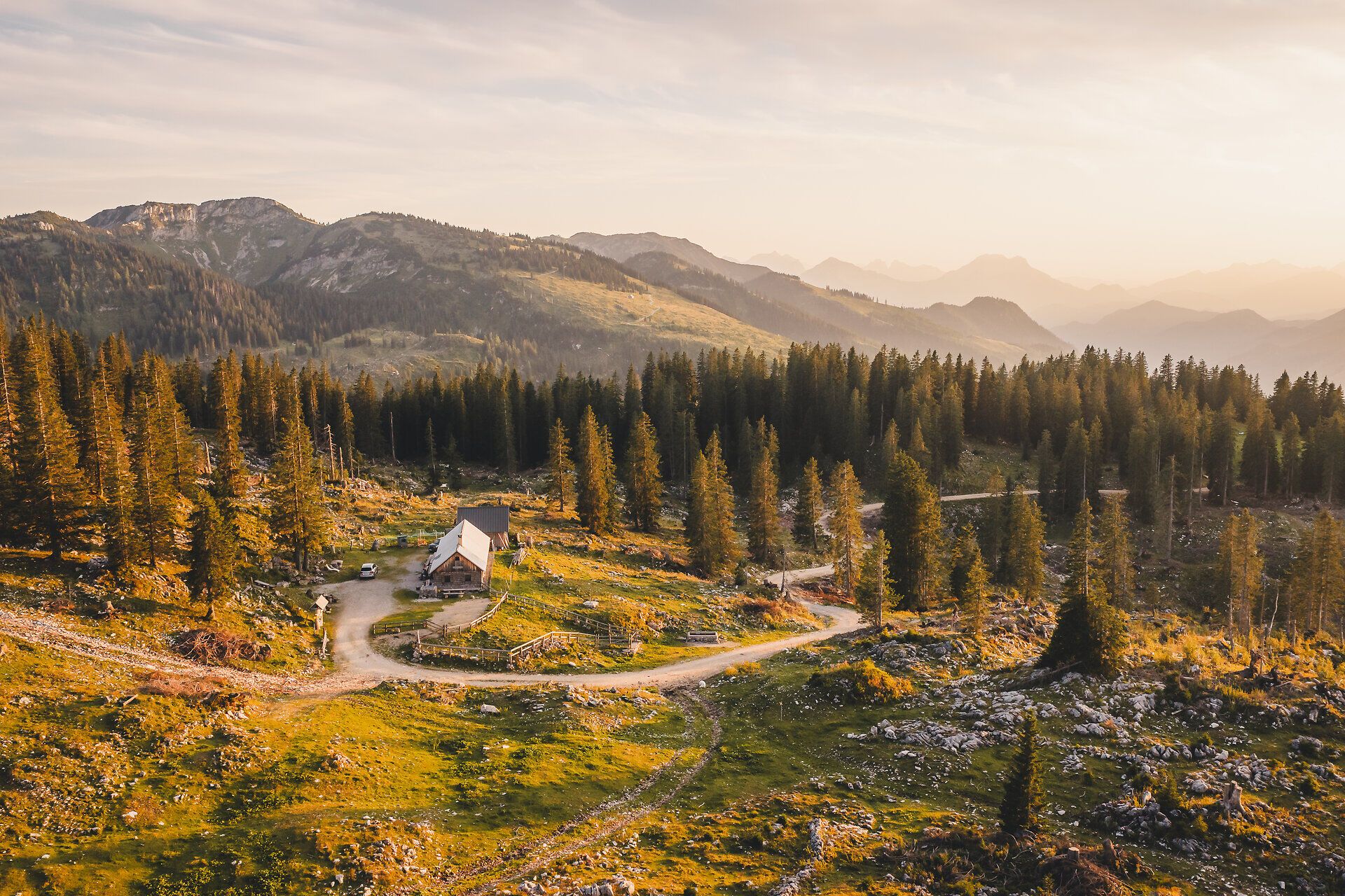 Abendstimmung mit Blick über hügelige Berglandschaft auf der Schwarzalm.